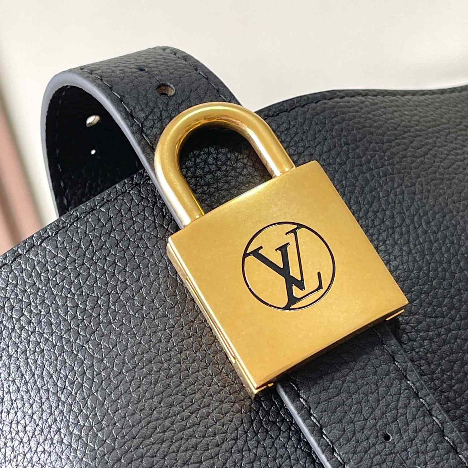Louis Vuitton Low Key Cabas MM  M25341 - DopestKickz