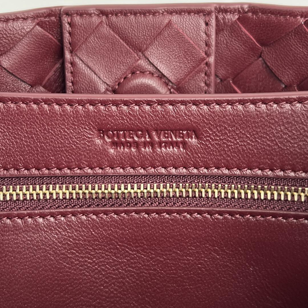Bottega Veneta Andiamo Chain Leather Shoulder Bag （25x22x10.5cm） - DopestKickz