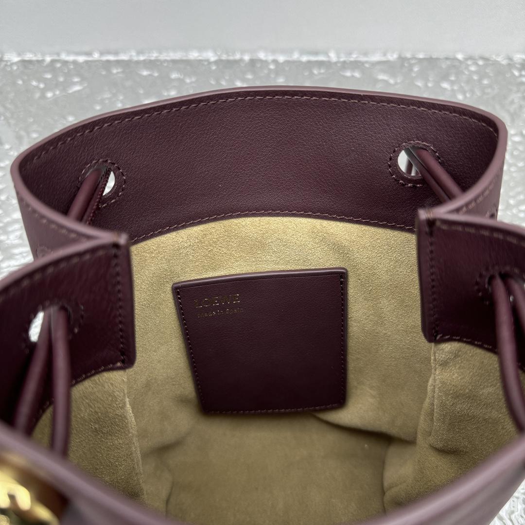 Loewe Pebble Pouch In Smooth Calfskin  - DopestKickz