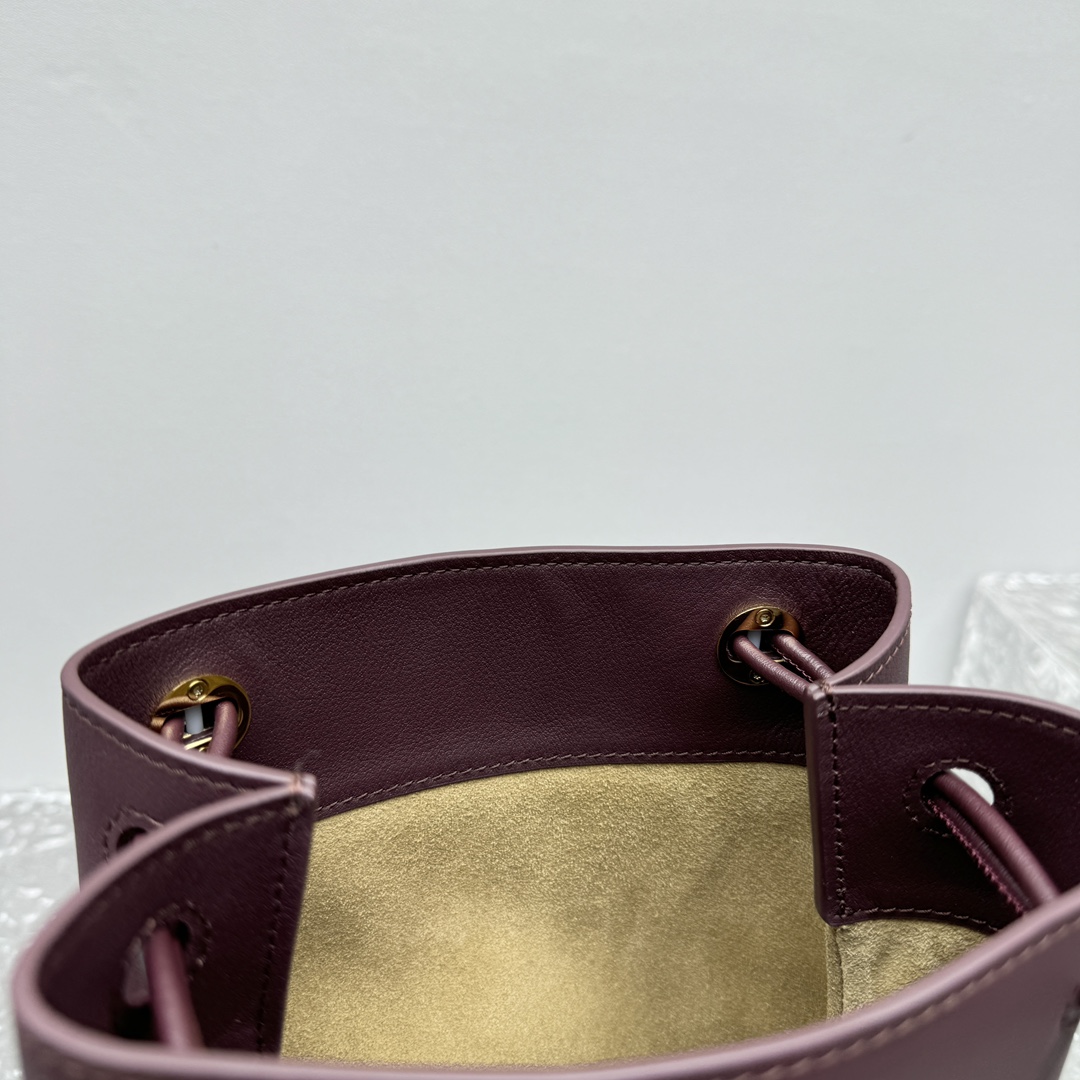 Loewe Pebble Pouch In Smooth Calfskin  - DopestKickz
