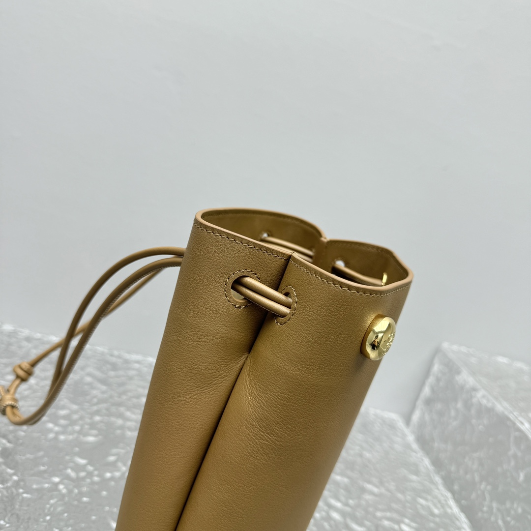 Loewe Pebble Pouch In Smooth Calfskin  - DopestKickz
