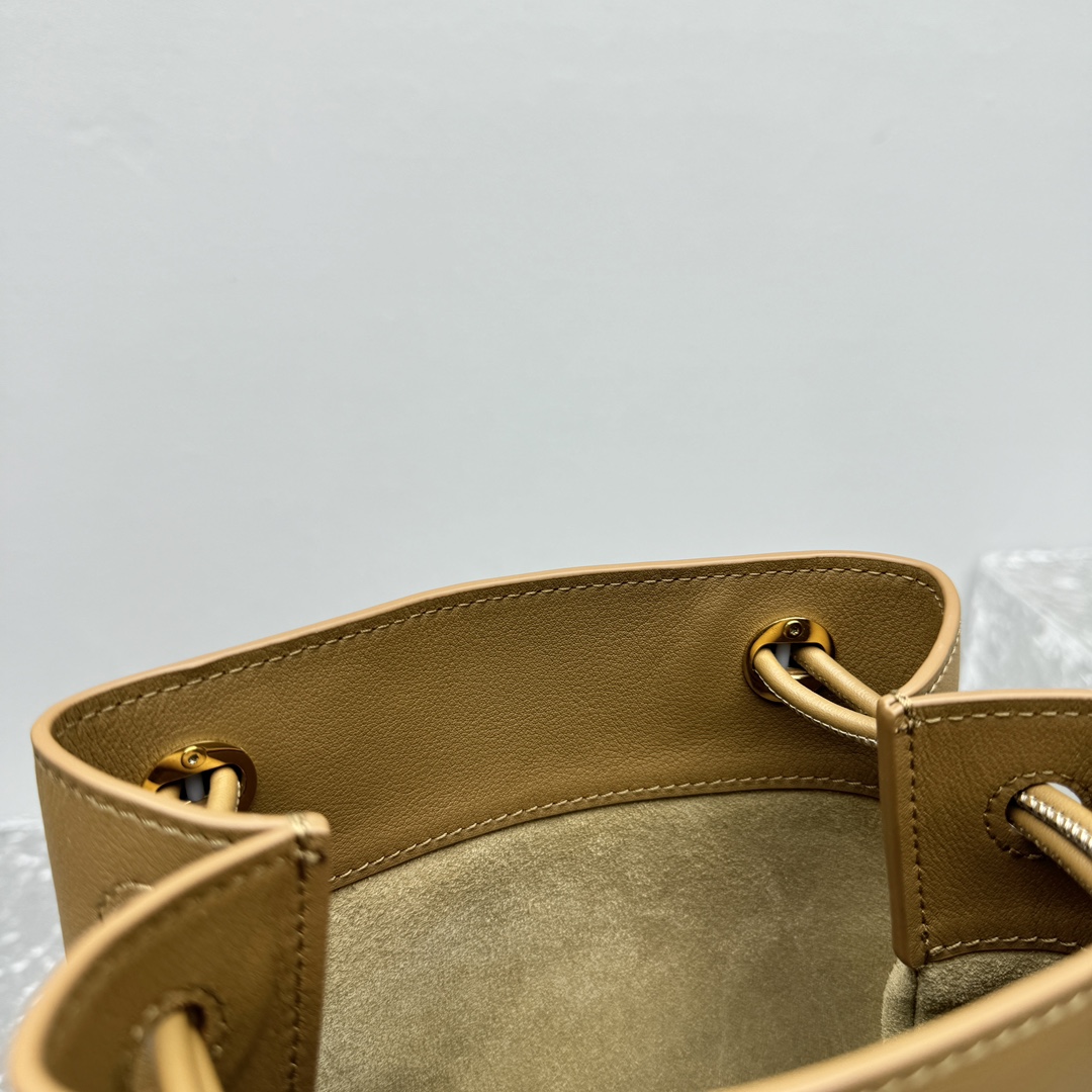 Loewe Pebble Pouch In Smooth Calfskin  - DopestKickz