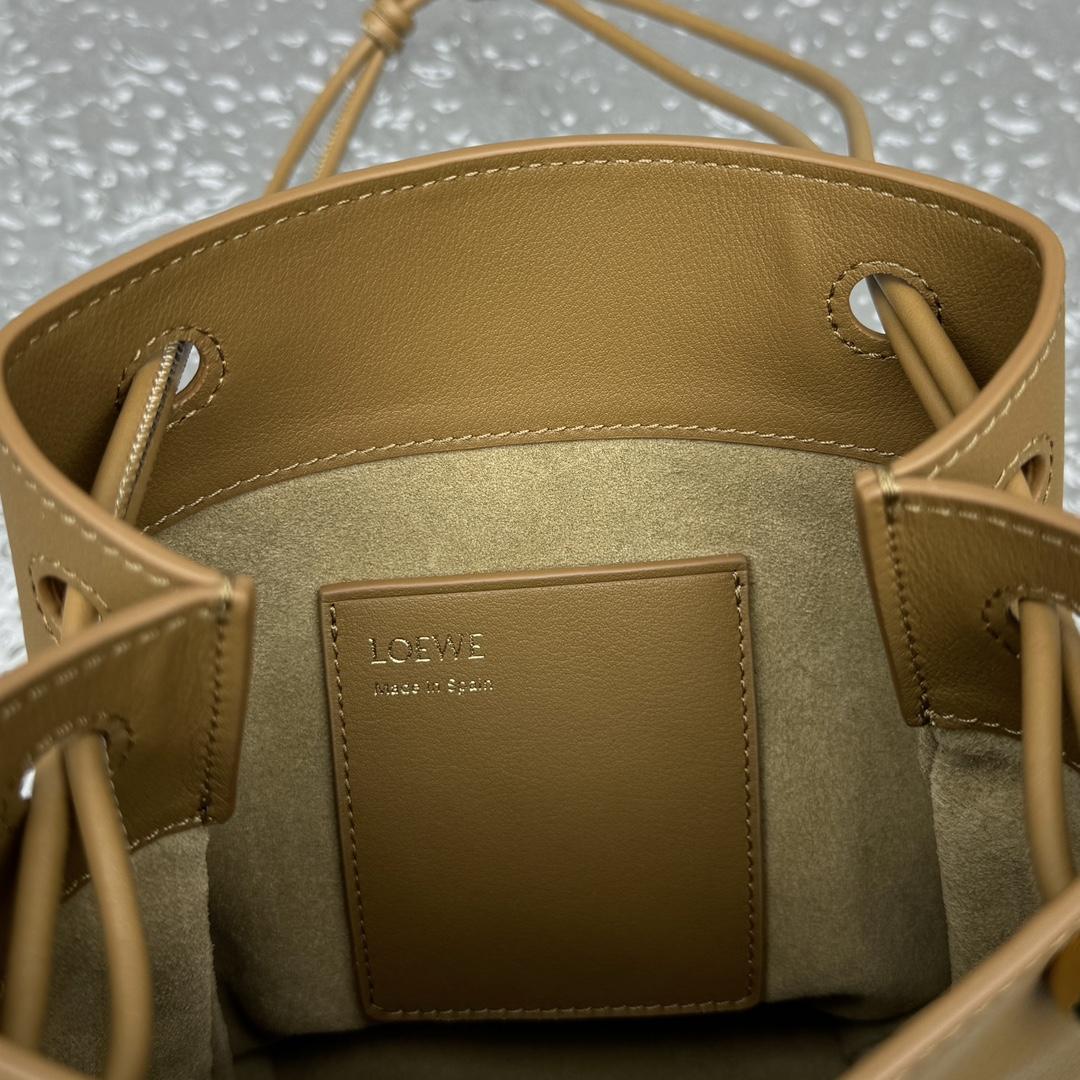 Loewe Pebble Pouch In Smooth Calfskin  - DopestKickz