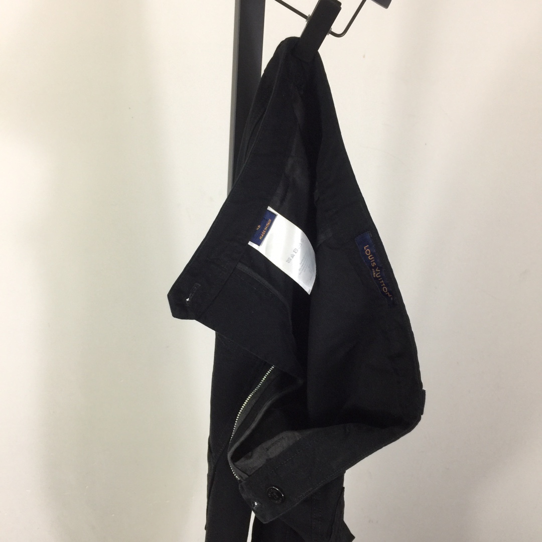 Louis Vuitton Signature Cotton Cargo Pants  1AFJ90 - DopestKickz