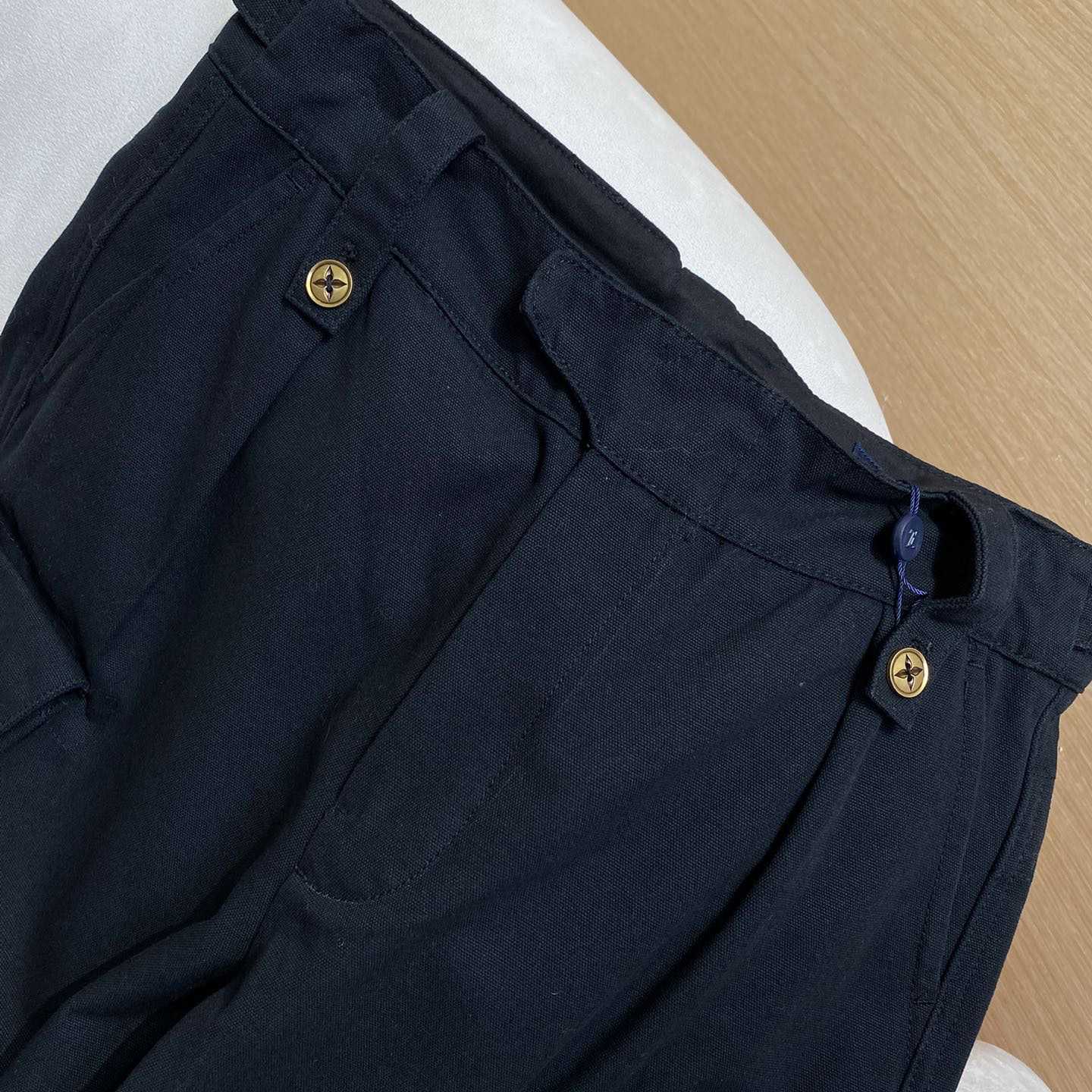 Louis Vuitton Cotton Utility Cargo Shorts   1AFJ54 - DopestKickz