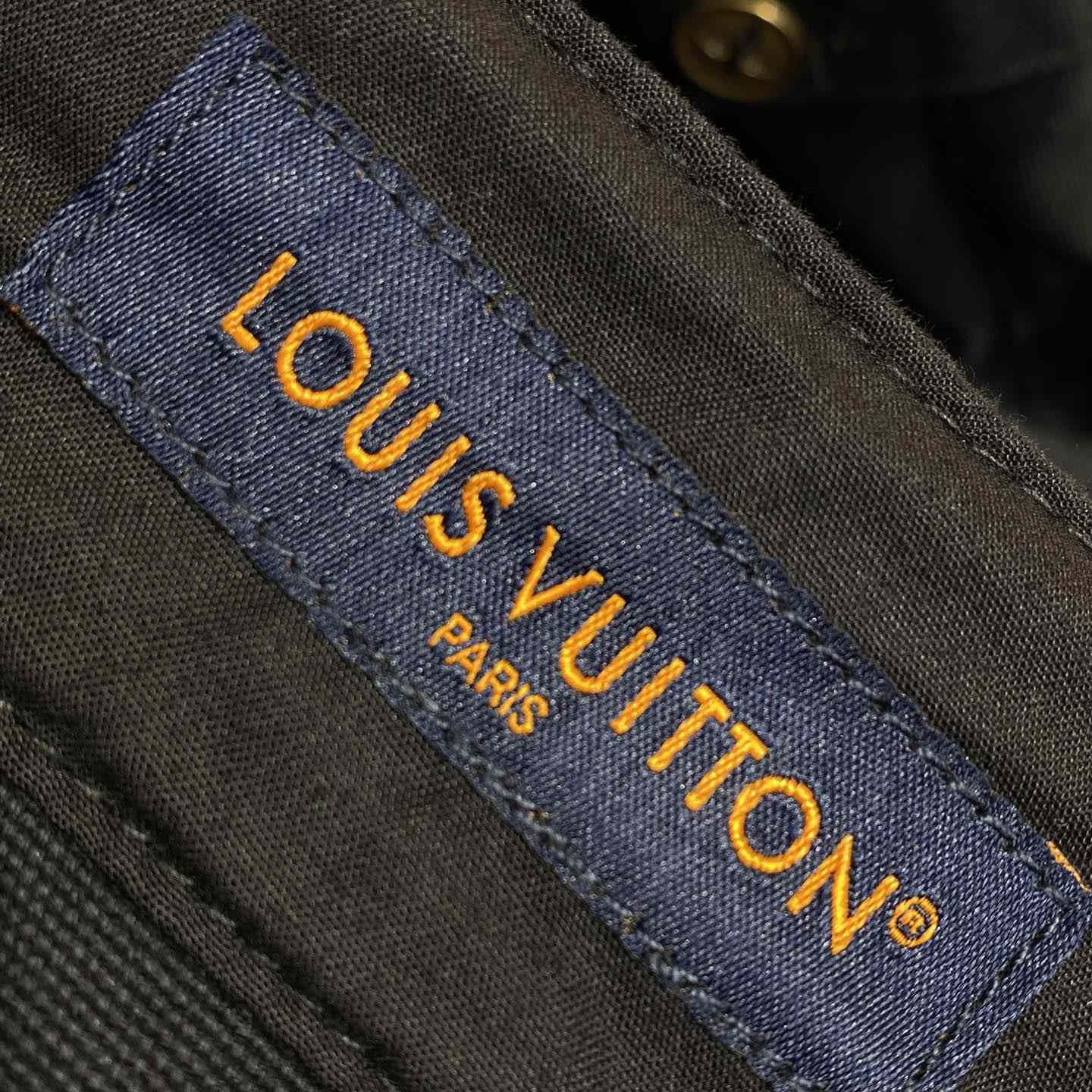 Louis Vuitton Cotton Utility Cargo Shorts   1AFJ54 - DopestKickz