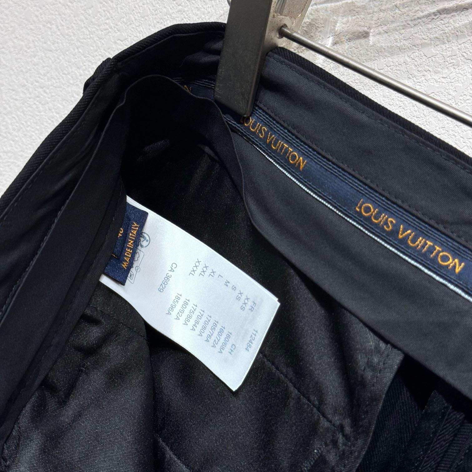 Louis Vuitton Cargo Shorts - DopestKickz