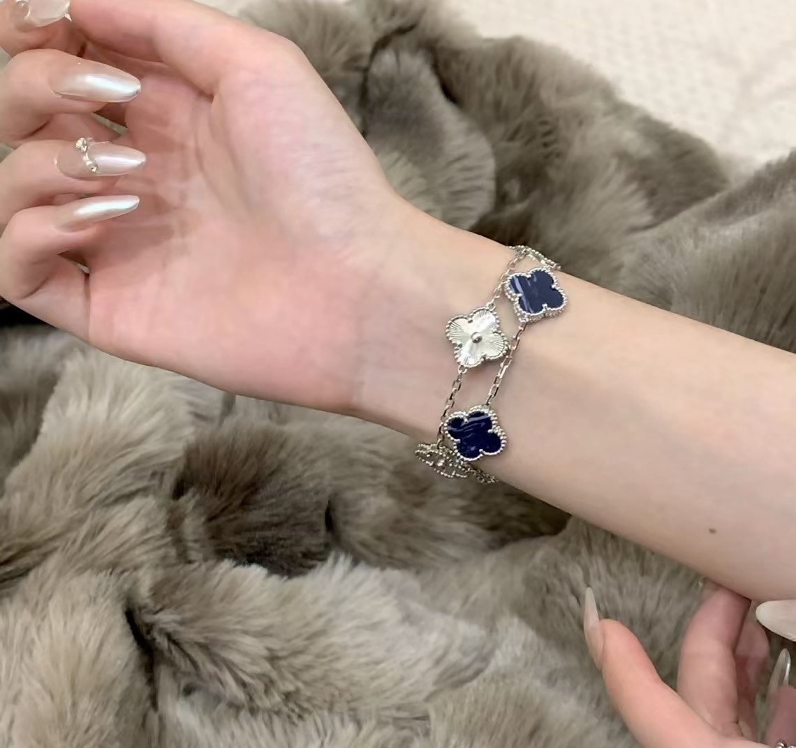Van Cleef & Arpels Bracelet - DopestKickz