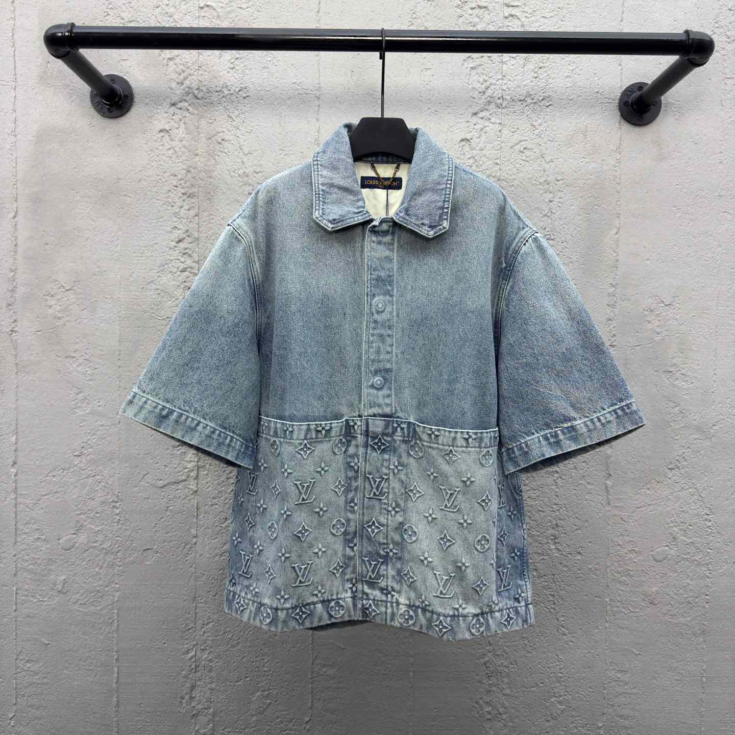 Louis Vuitton Short-Sleeved Denim Workwear Shirt  1ABLDG - DopestKickz