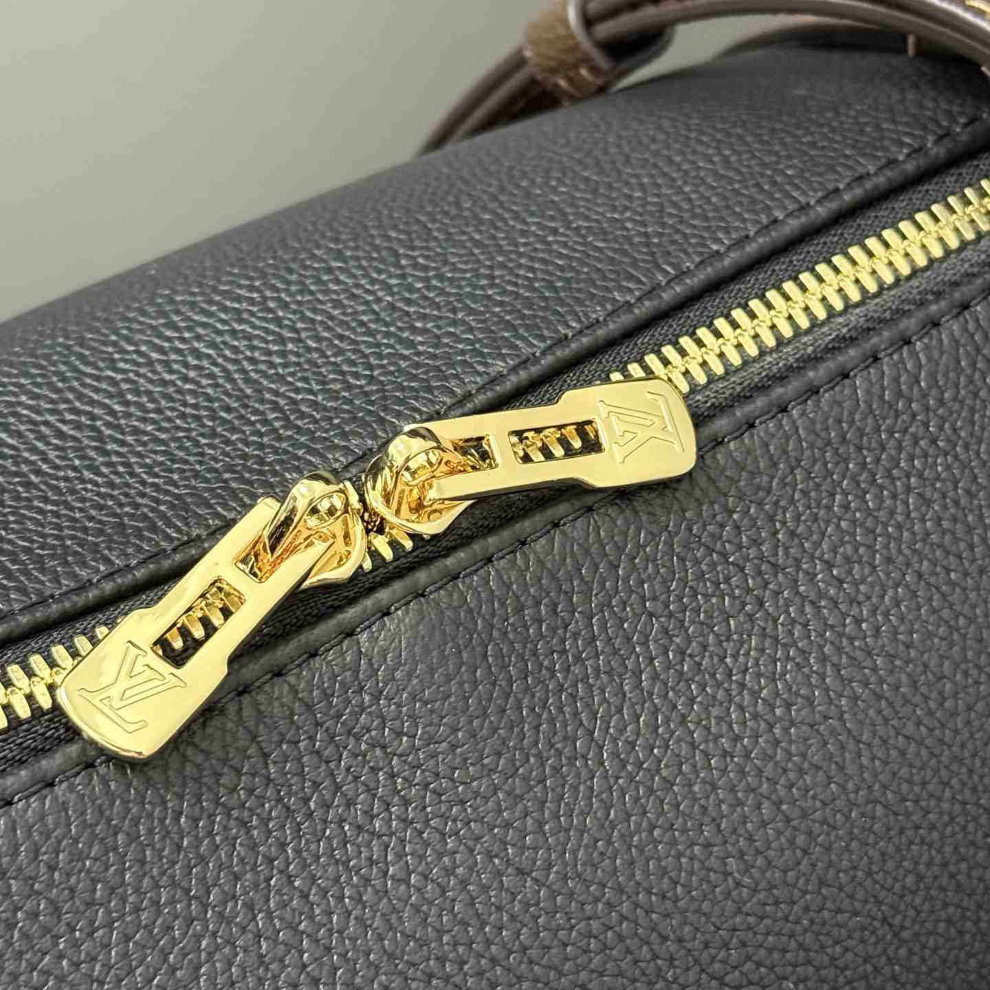 Louis Vuitton Express PM   M26039 - DopestKickz