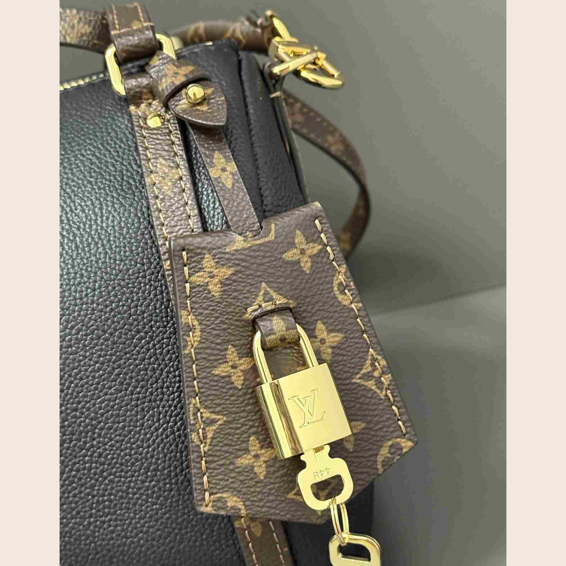 Louis Vuitton Express PM   M26039 - DopestKickz