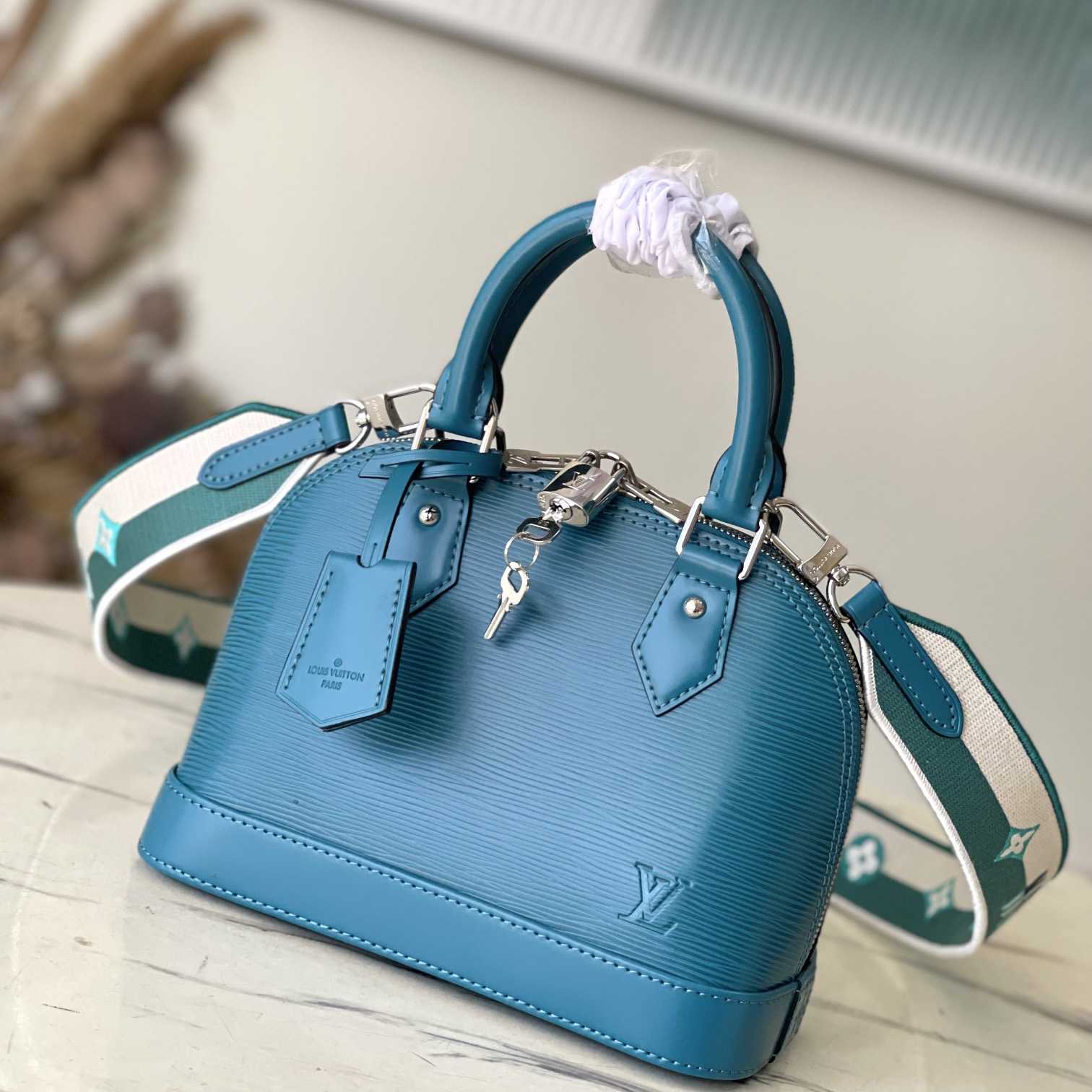 Louis Vuitton  Alma BB Handbag(23.5-17.5-11.5cm)   M20609 - DopestKickz