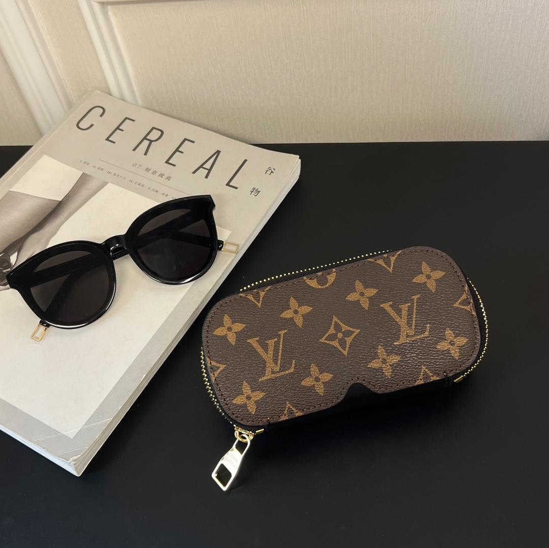 Louis Vuitton Sunglasses Pouch - DopestKickz
