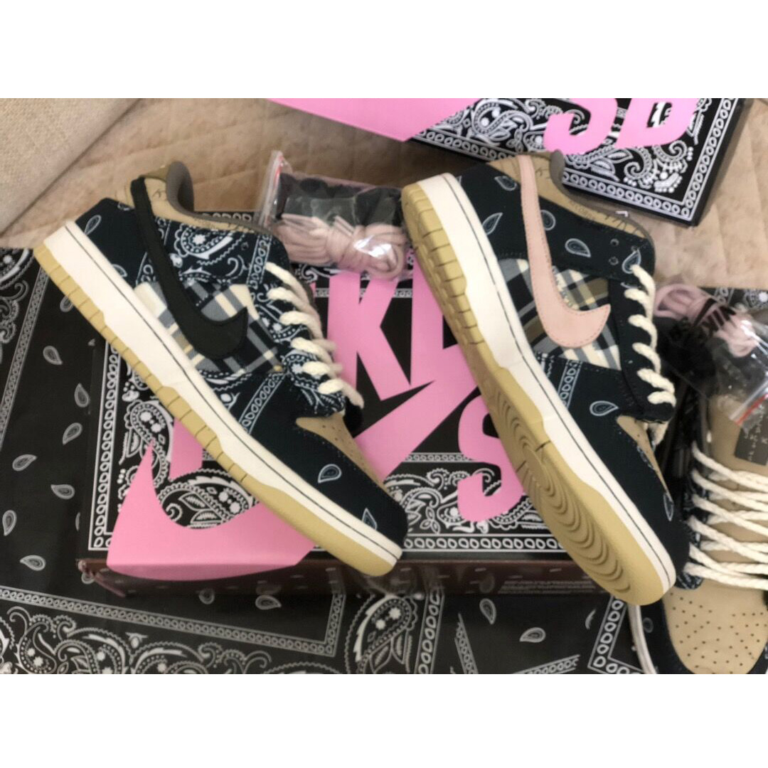 Travis Scott X Nike SB Dunk Low  - DopestKickz