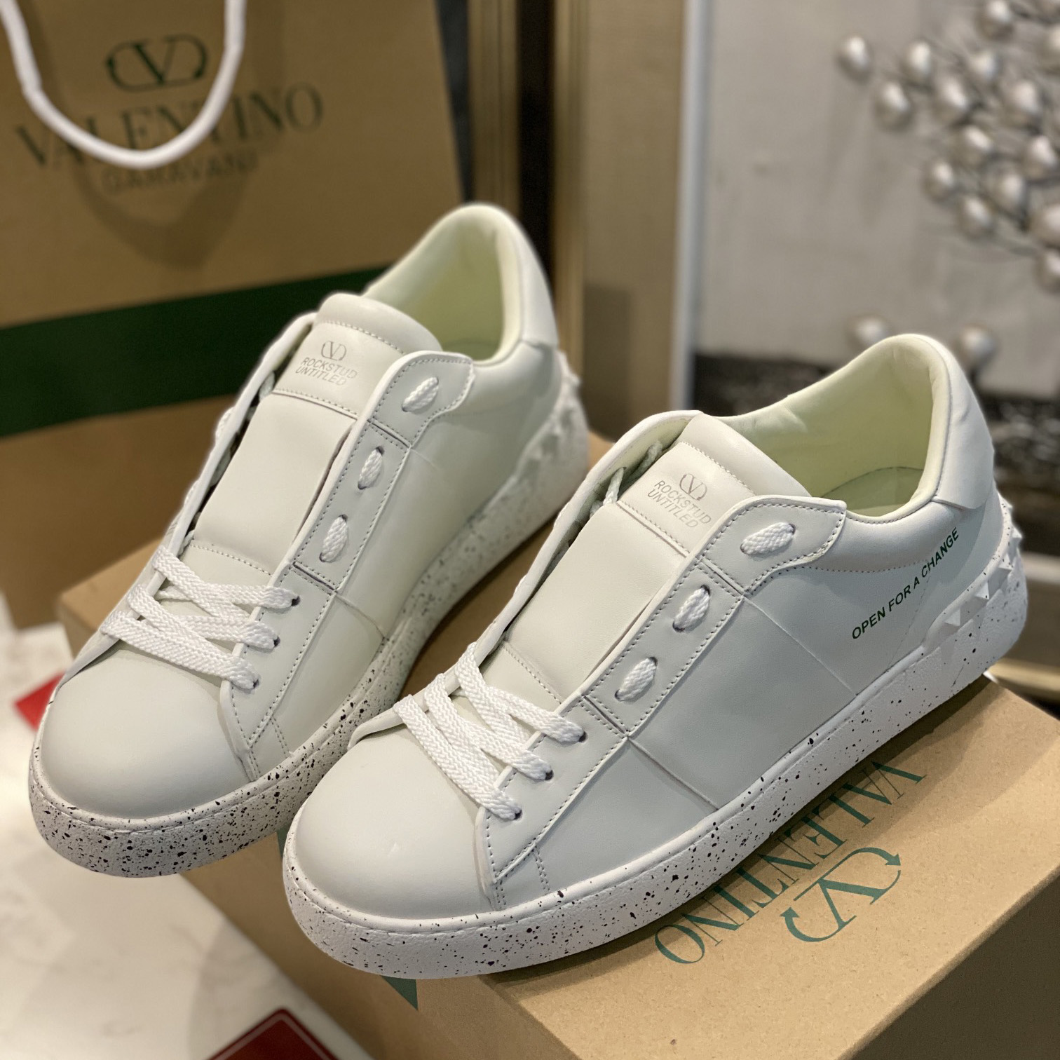 Valenti  Open For A Change Sneaker In Bio-Based Material In White - DopestKickz