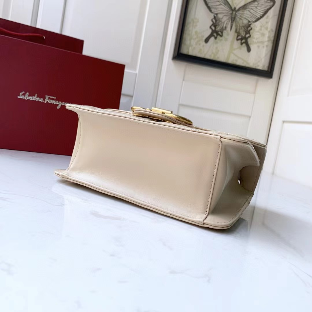 Ferragamo Leather Shoulder Bag(25-16-9cm)   - DopestKickz