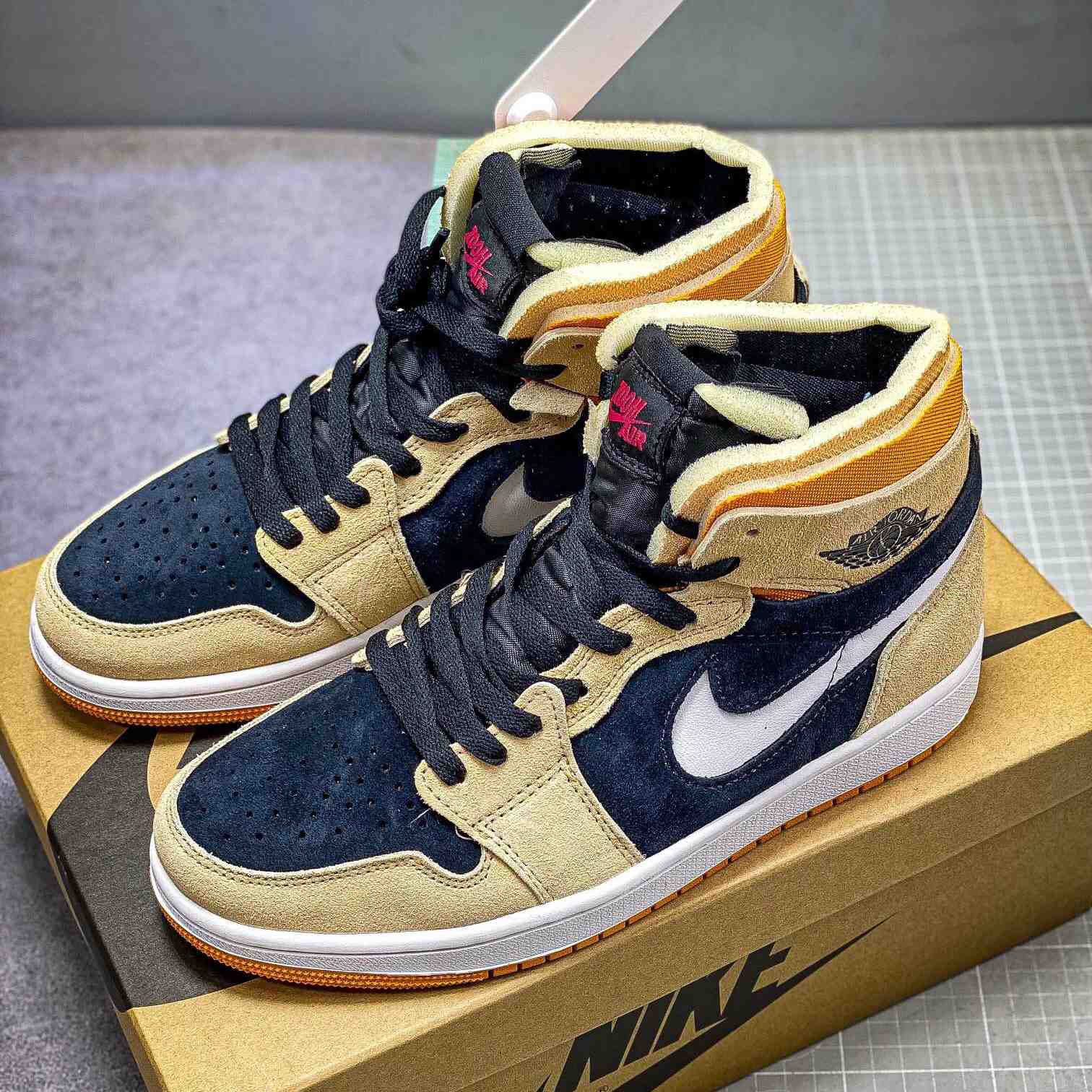 Air Jordan 1 Zoom CMFT AJ1  Sneaker    CT0978-200 - DopestKickz