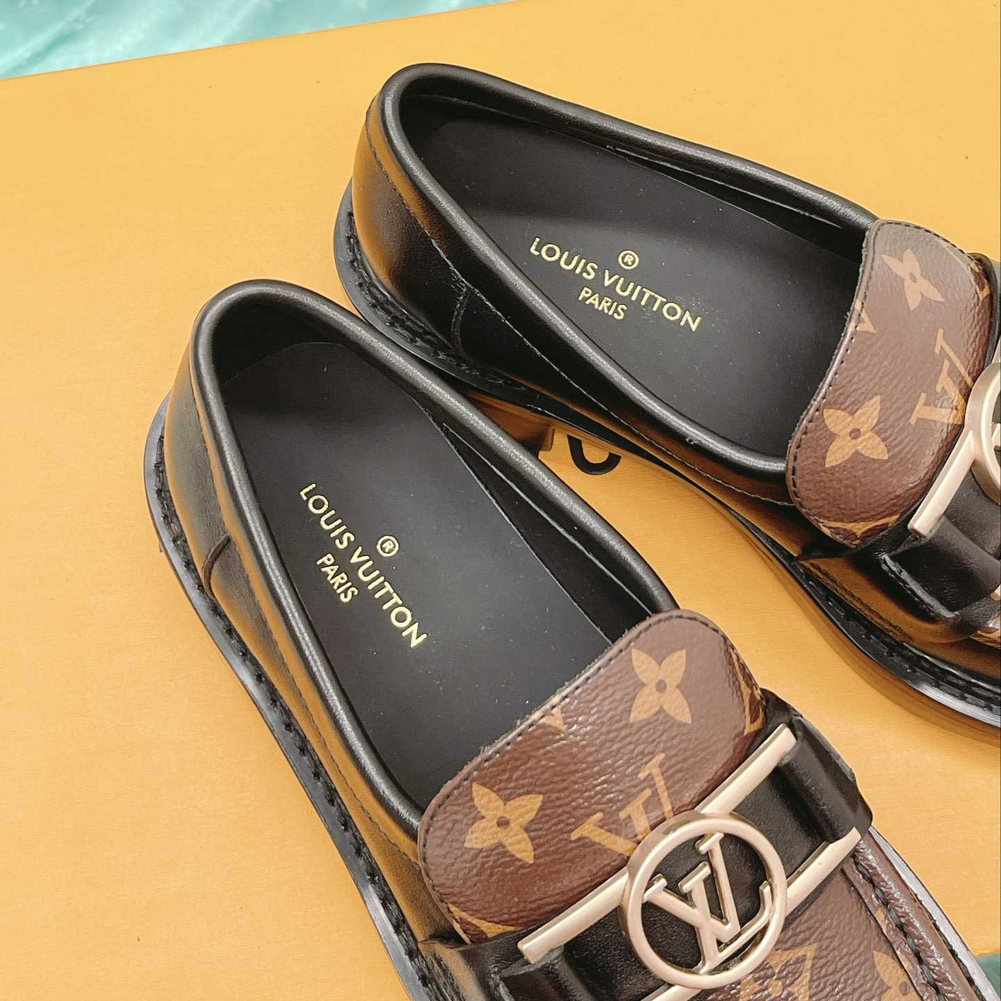 Louis Vuitton Academy Loafer    1A7TXK - DopestKickz