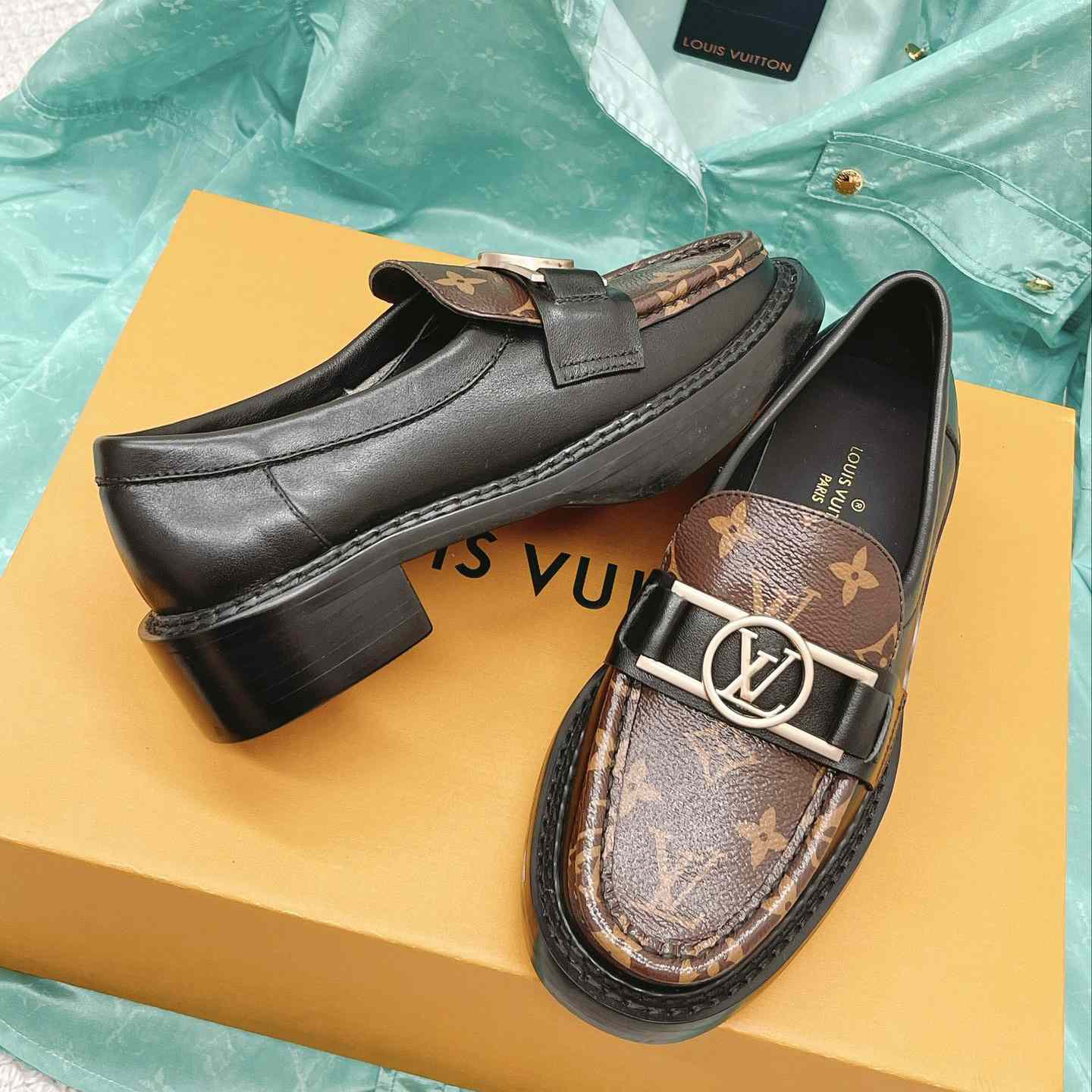 Louis Vuitton Academy Loafer    1A7TXK - DopestKickz