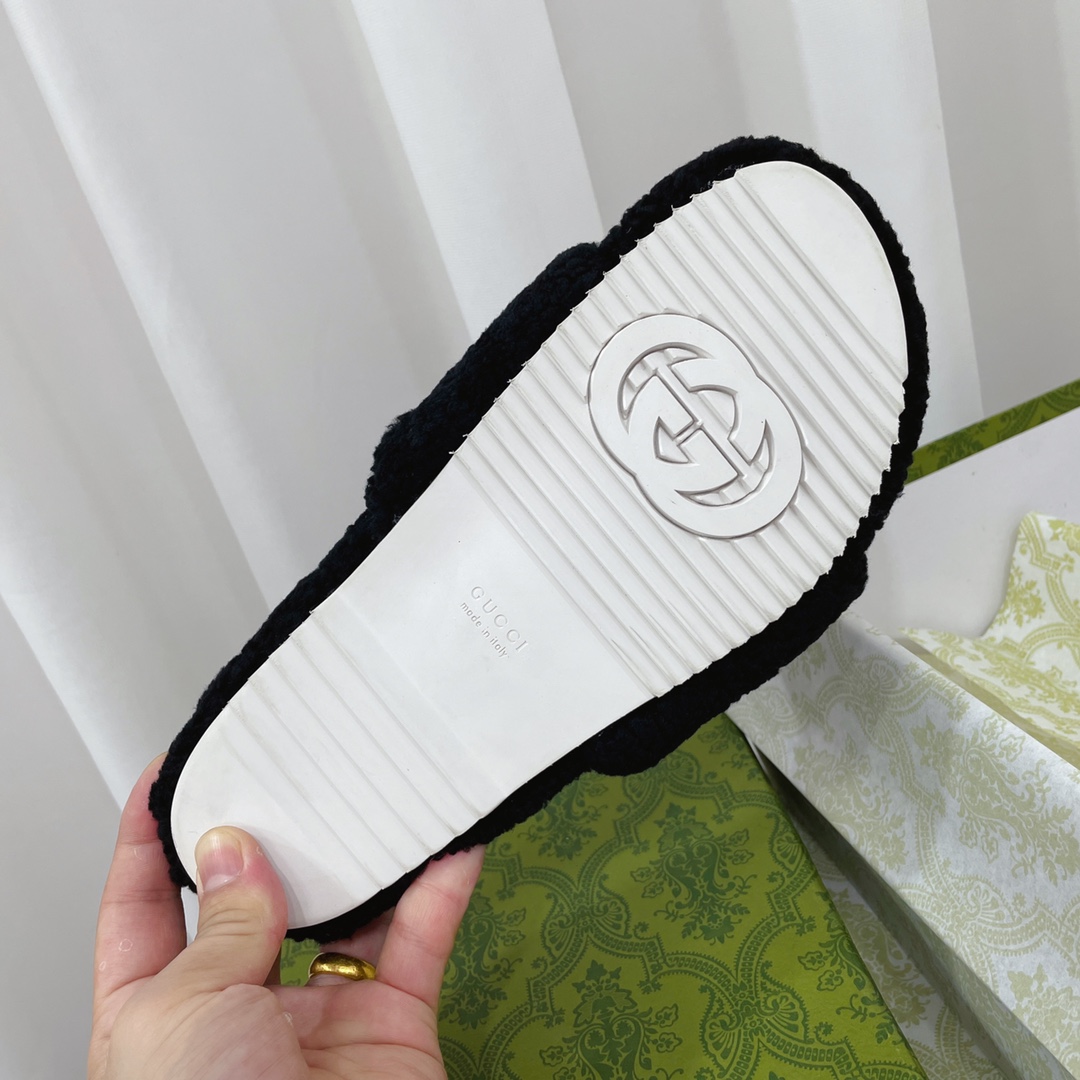 The North Face x Gucci Slide - DopestKickz