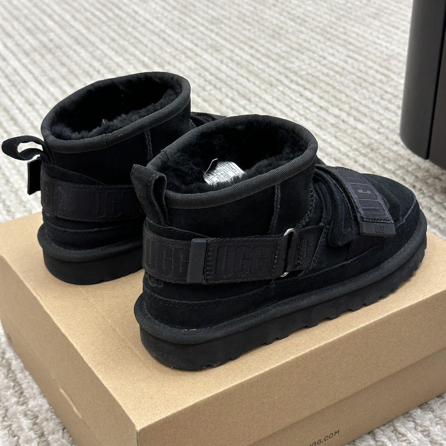 Ugg Logo Boots - DopestKickz