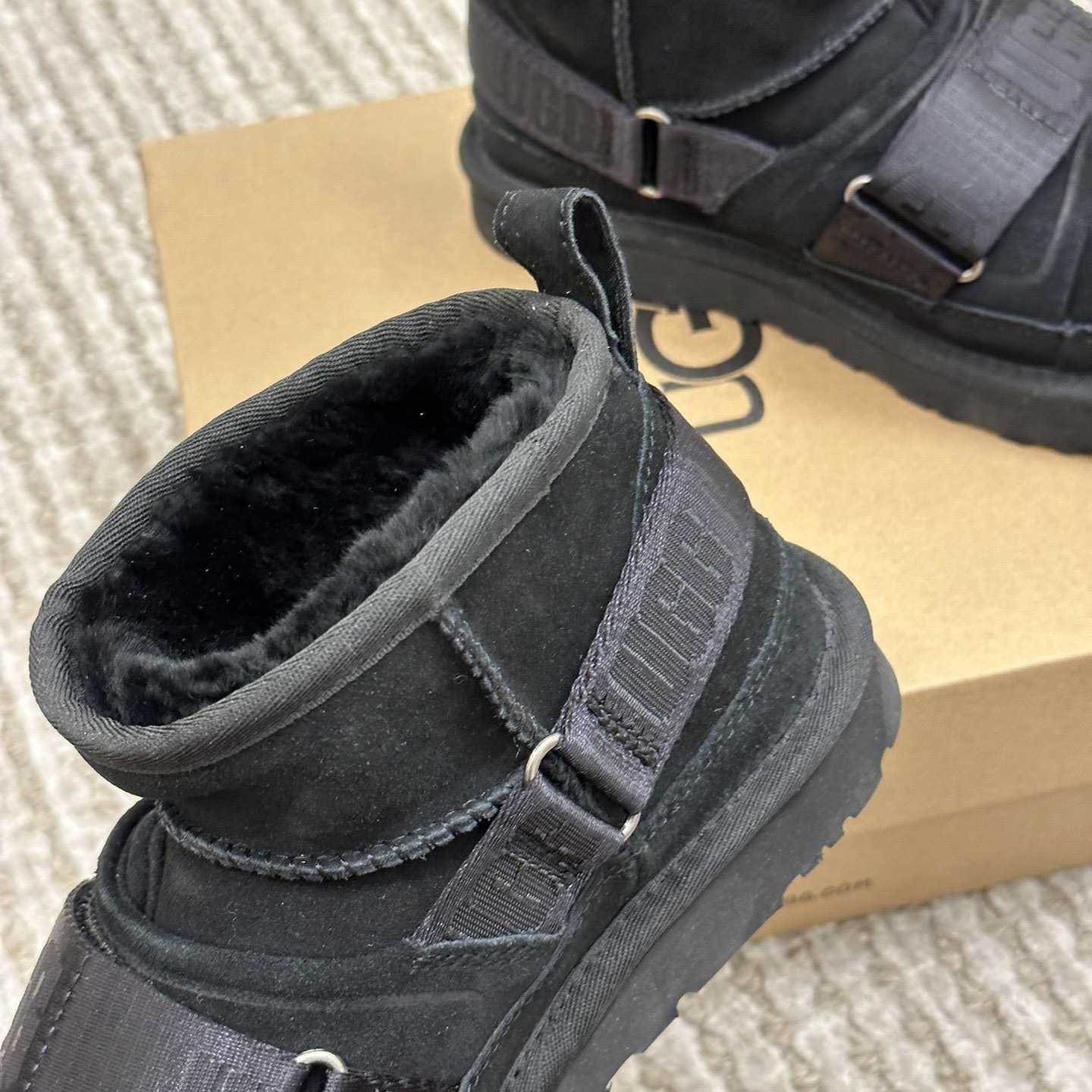Ugg Logo Boots - DopestKickz