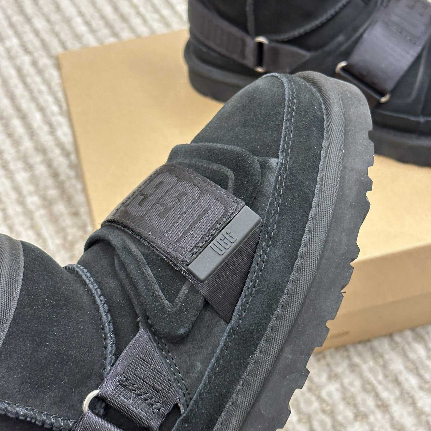 Ugg Logo Boots - DopestKickz
