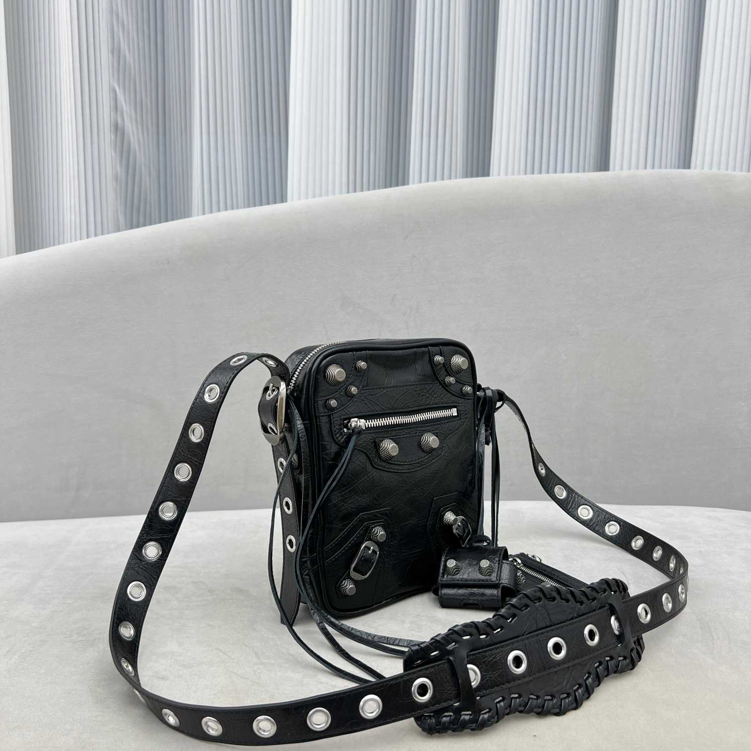 Balenciaga Le Cag M Cross (21-17-4.5cm) - DopestKickz