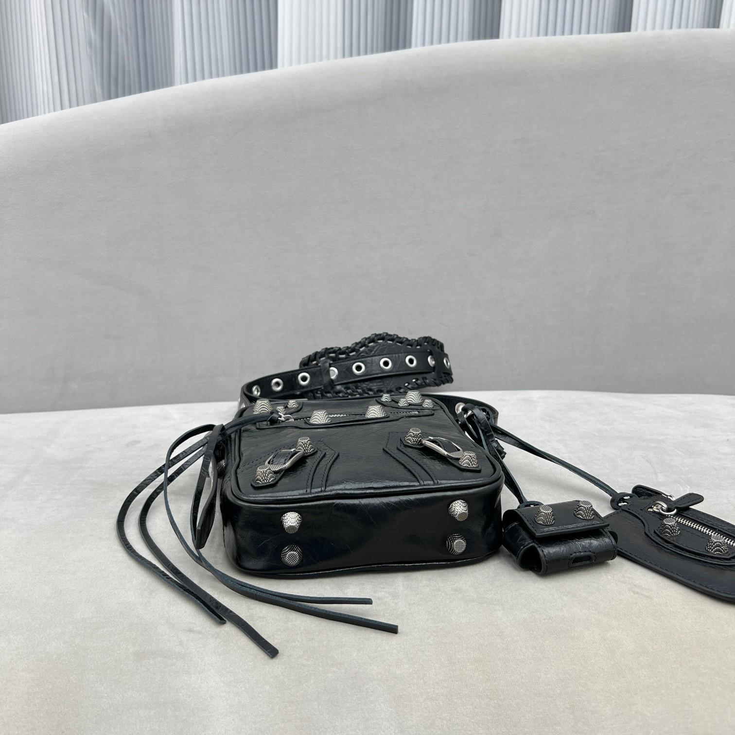 Balenciaga Le Cag M Cross (21-17-4.5cm) - DopestKickz
