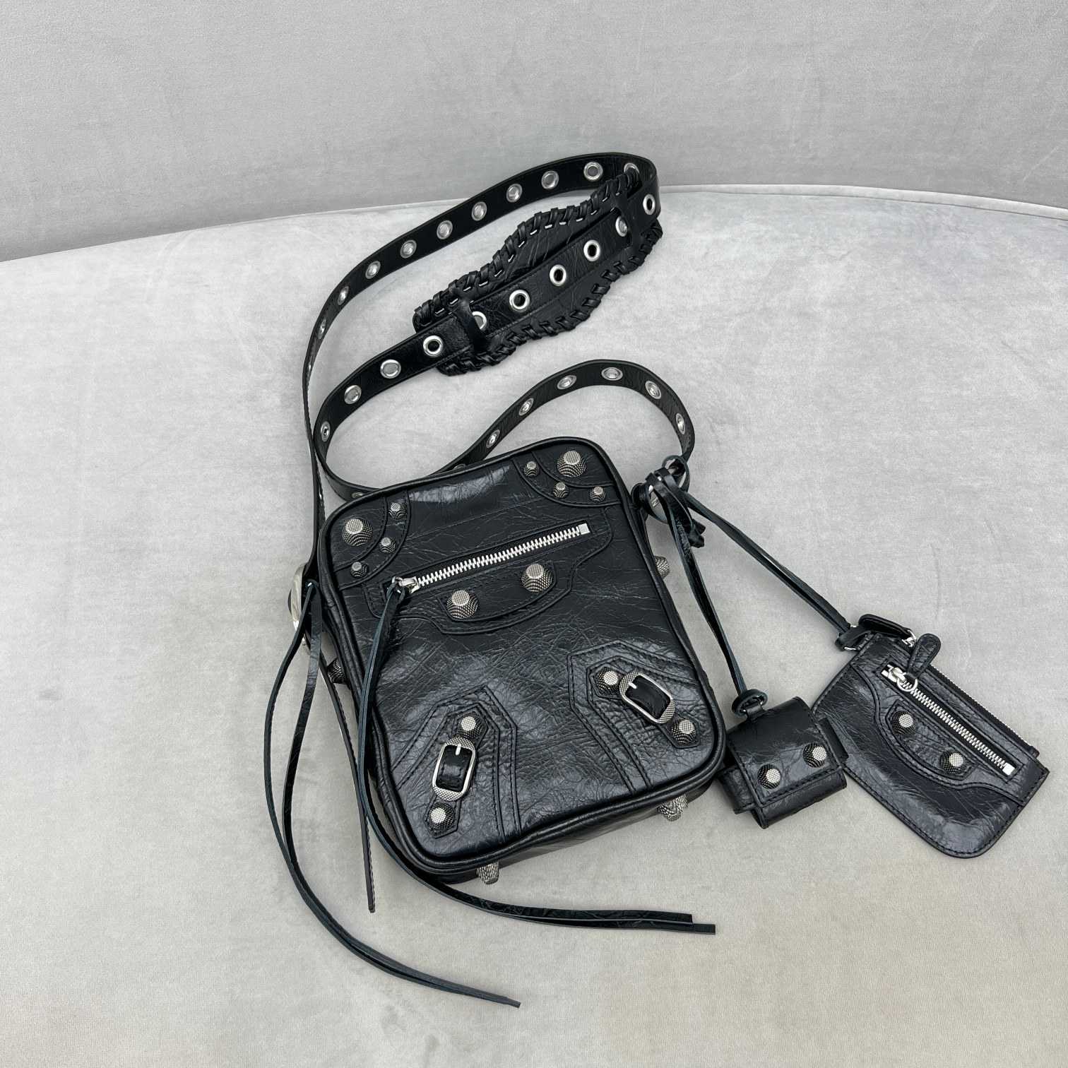 Balenciaga Le Cag M Cross (21-17-4.5cm) - DopestKickz