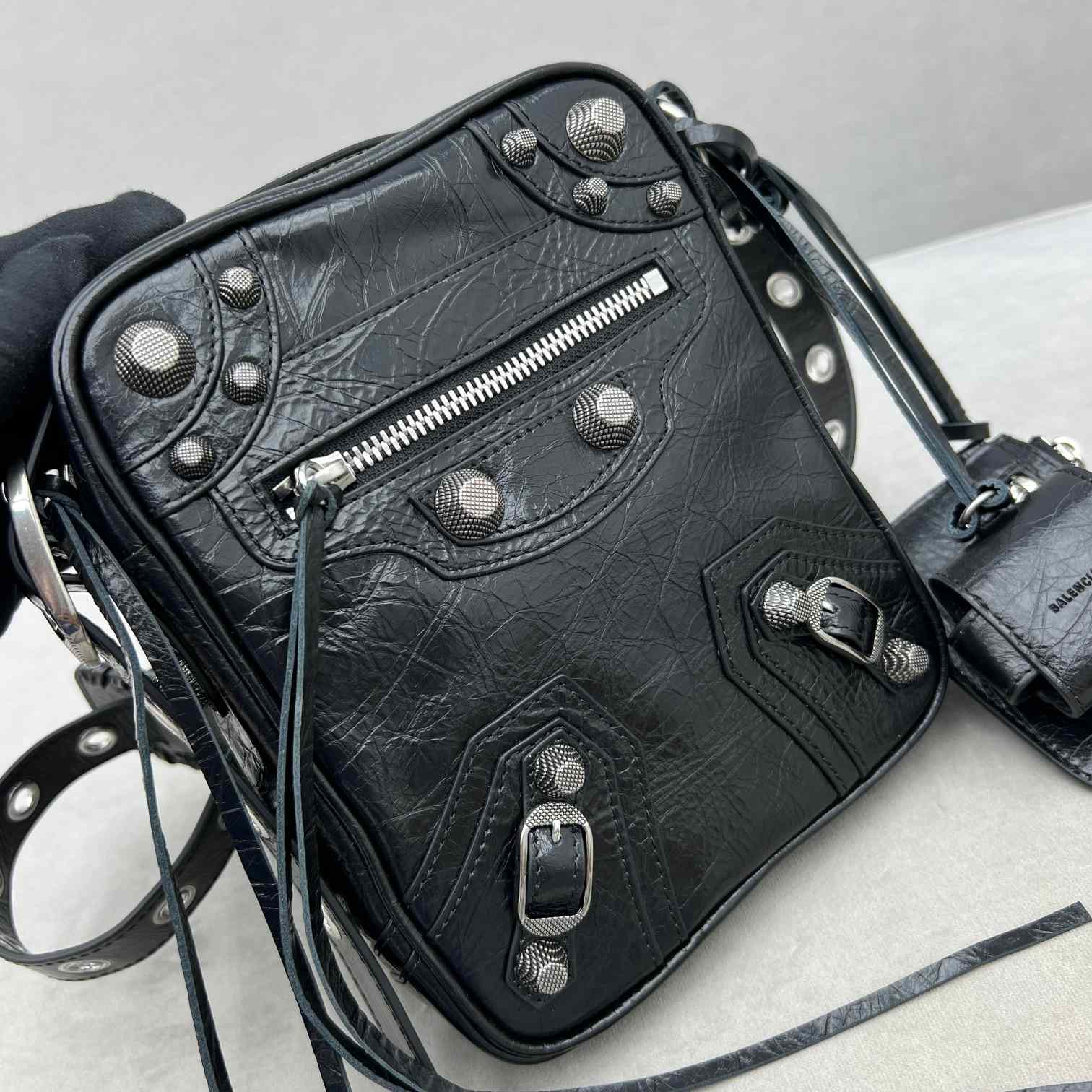 Balenciaga Le Cag M Cross (21-17-4.5cm) - DopestKickz