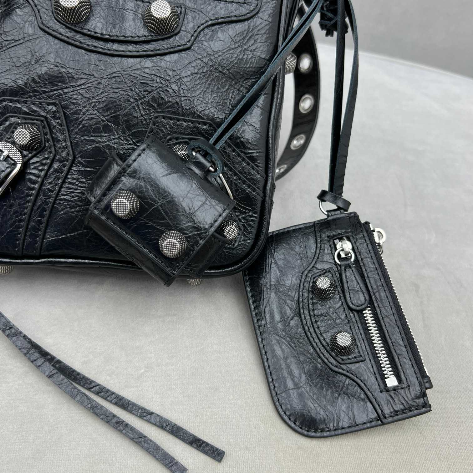 Balenciaga Le Cag M Cross (21-17-4.5cm) - DopestKickz