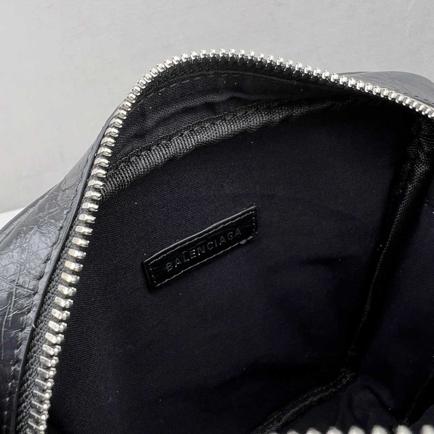 Balenciaga Le Cag M Cross (21-17-4.5cm) - DopestKickz