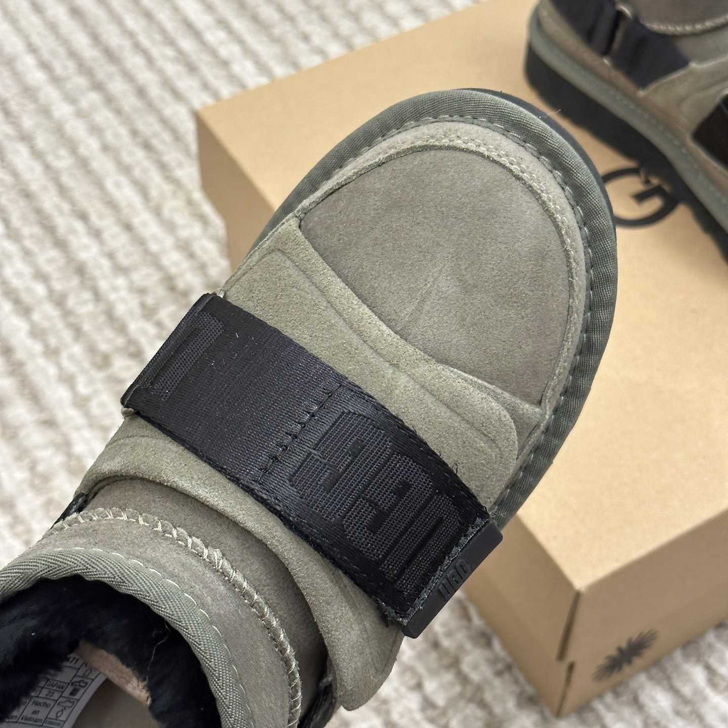 Ugg Logo Boots - DopestKickz