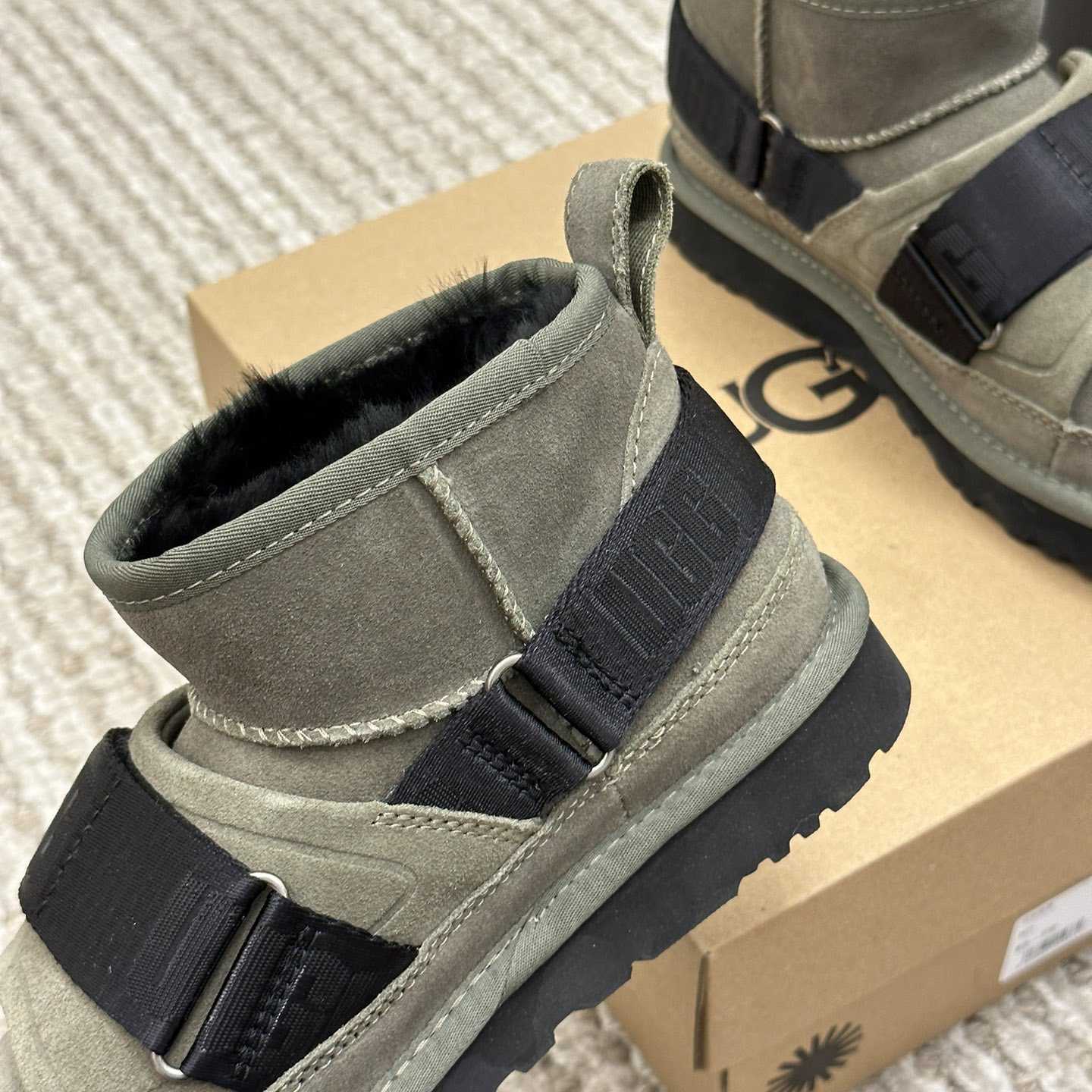 Ugg Logo Boots - DopestKickz