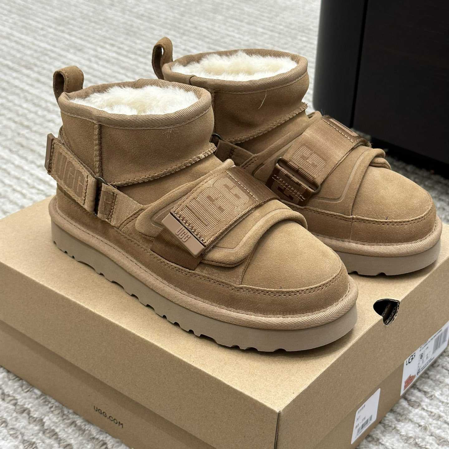 Ugg Logo Boots - DopestKickz
