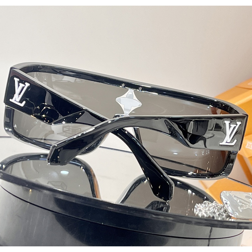 Louis Vuitton Cyclone Sport Mask     Z1741U - DopestKickz