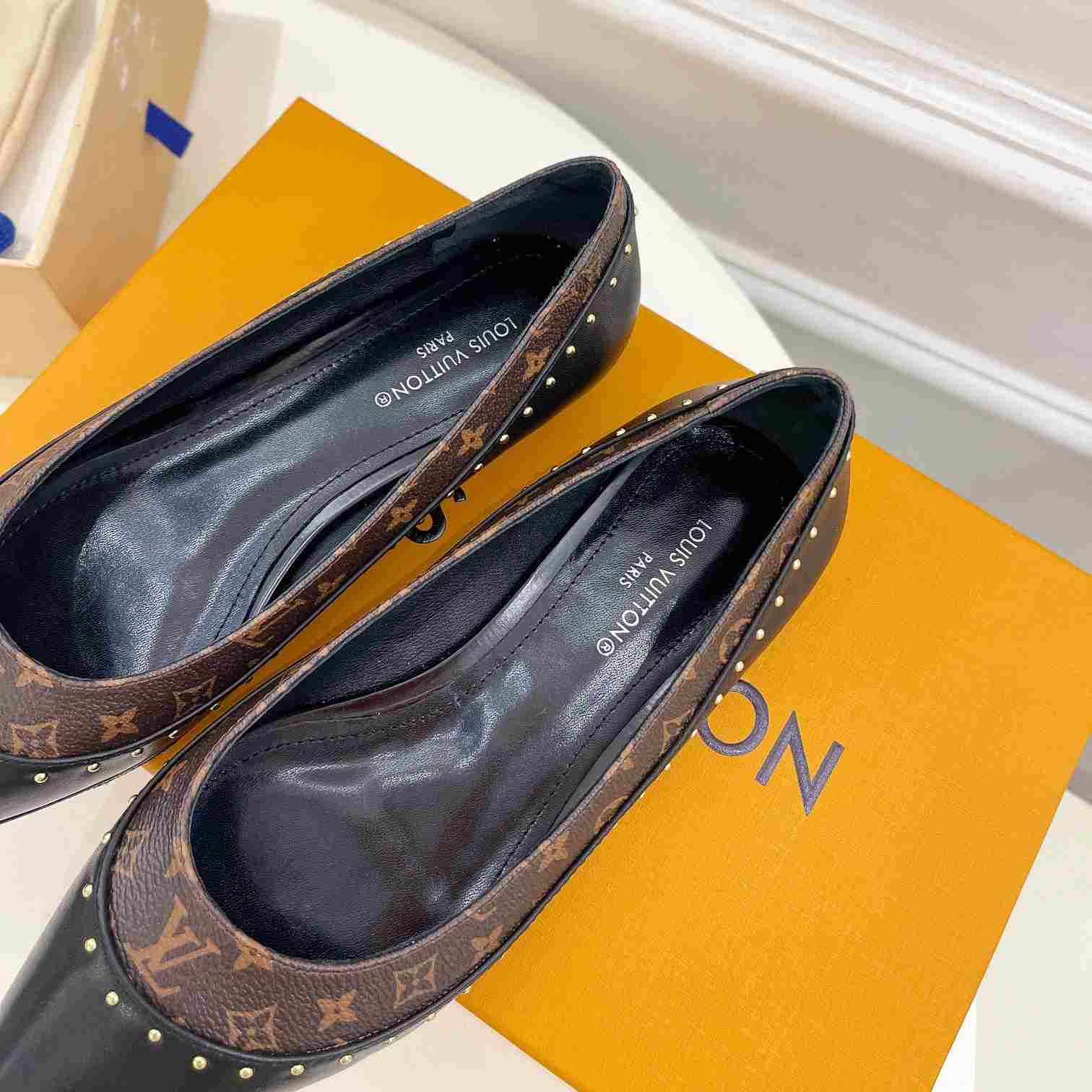 Louis Vuitton Signature Flat Ballerina   1AACKB - DopestKickz