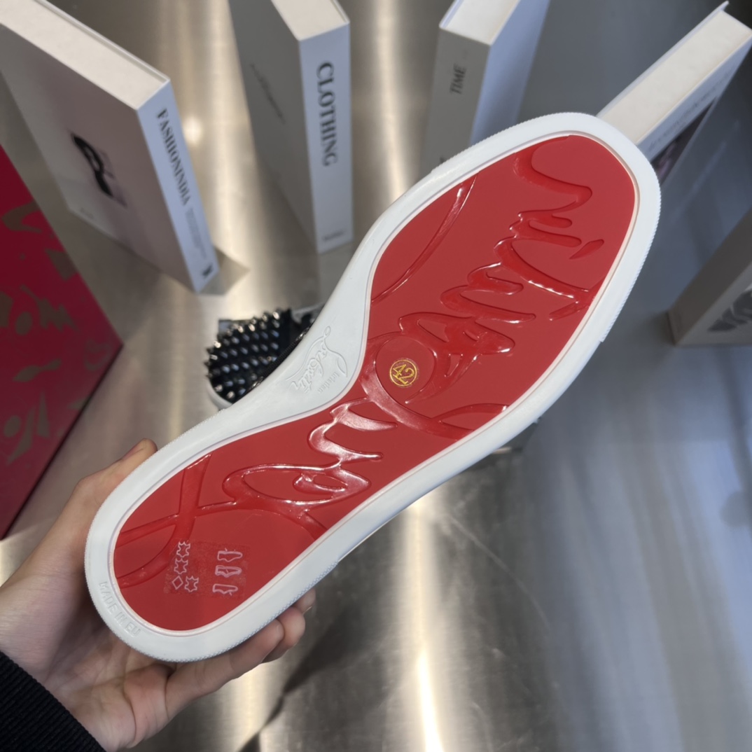 Christian Louboutin Low-Top Sneaker - DopestKickz