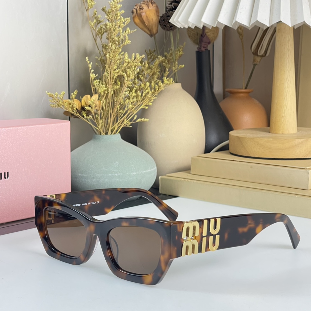 Miu Miu Glimpse Sunglasses - DopestKickz