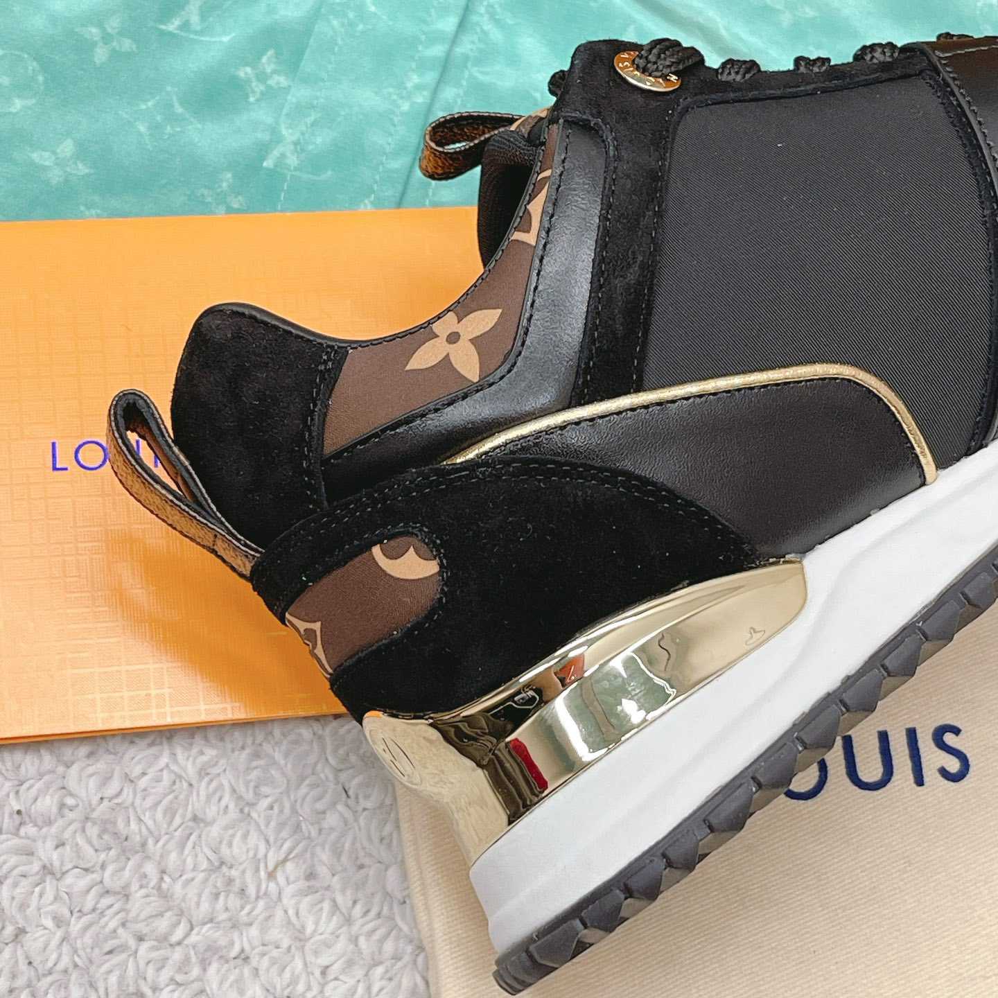 Louis Vuitton Run Away Sneaker      1AAP3D - DopestKickz