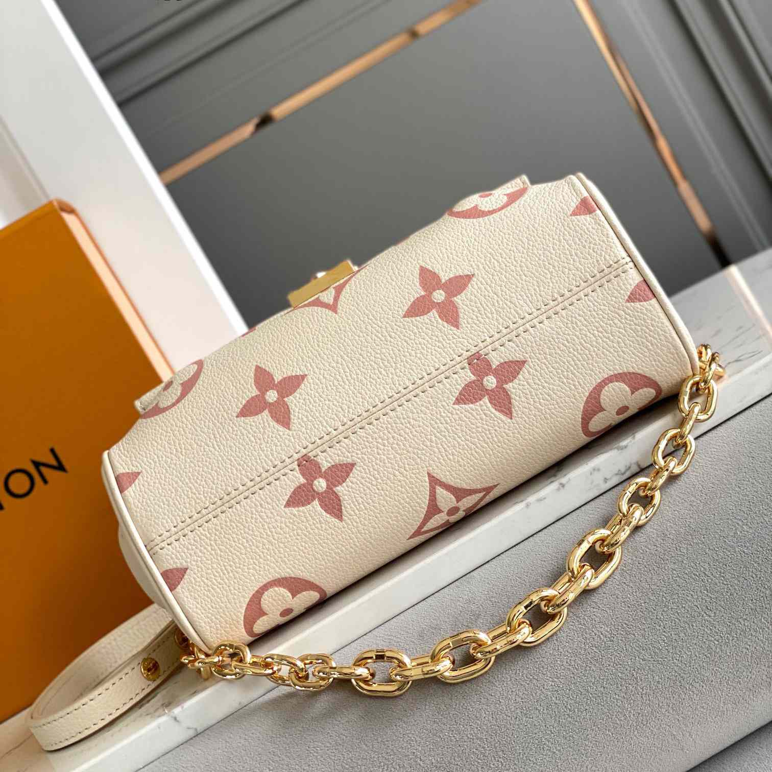 Louis Vuitton Favorite Handbag  (24x14x9CM)    M46393 - DopestKickz