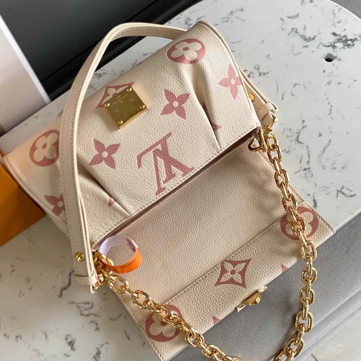 Louis Vuitton Favorite Handbag  (24x14x9CM)    M46393 - DopestKickz