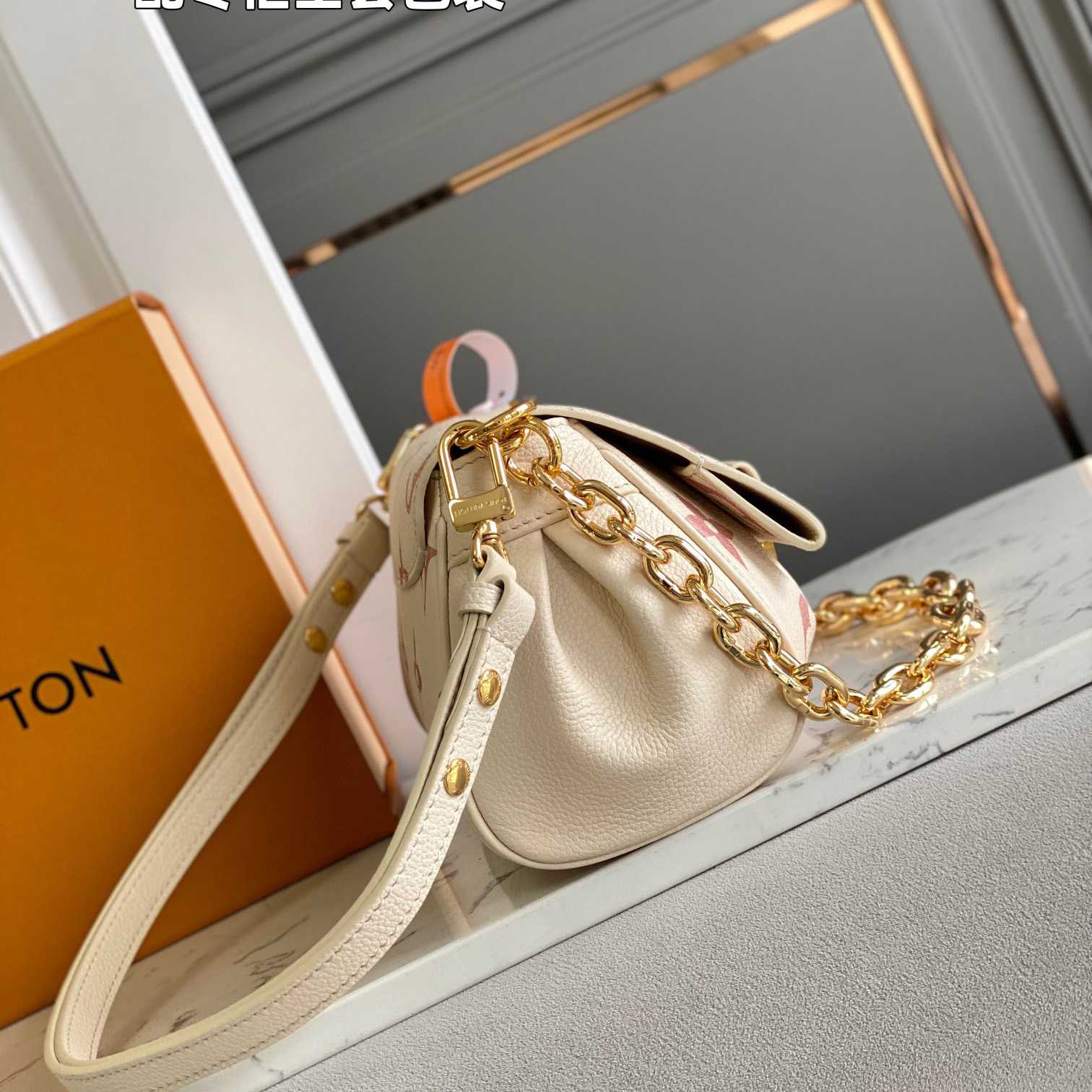 Louis Vuitton Favorite Handbag  (24x14x9CM)    M46393 - DopestKickz