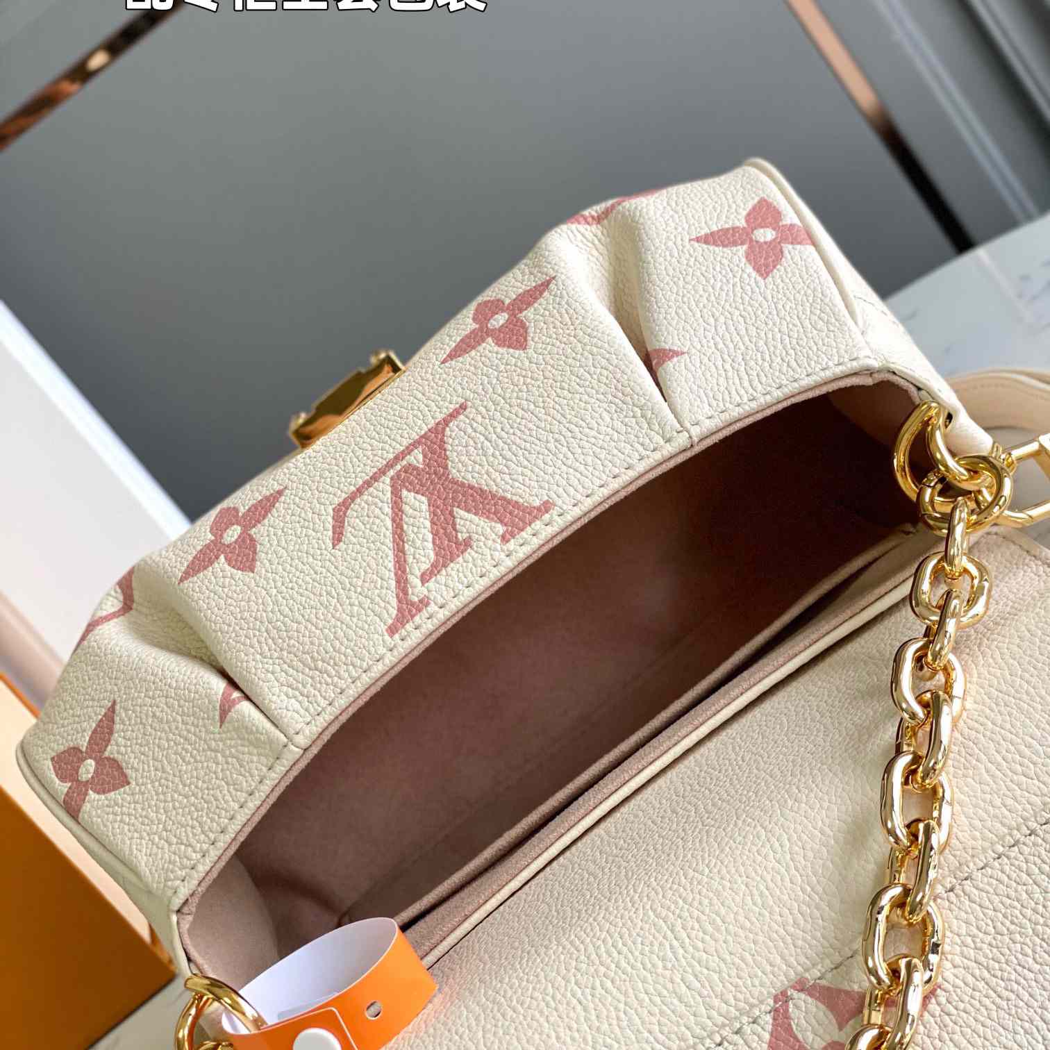 Louis Vuitton Favorite Handbag  (24x14x9CM)    M46393 - DopestKickz