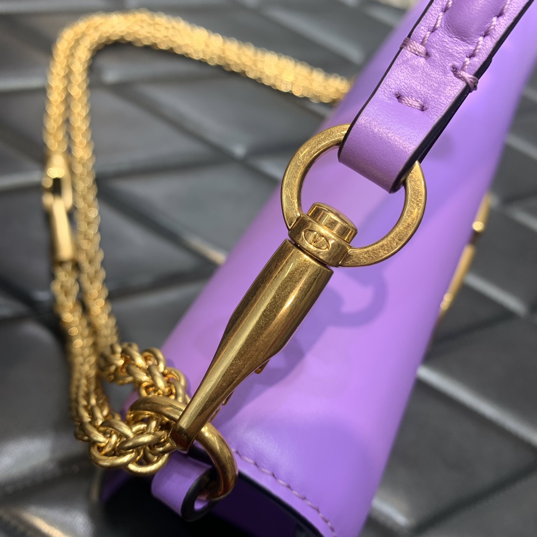 Valenti Garavani Locò Shoulder Bag (27-13-6cm) - DopestKickz
