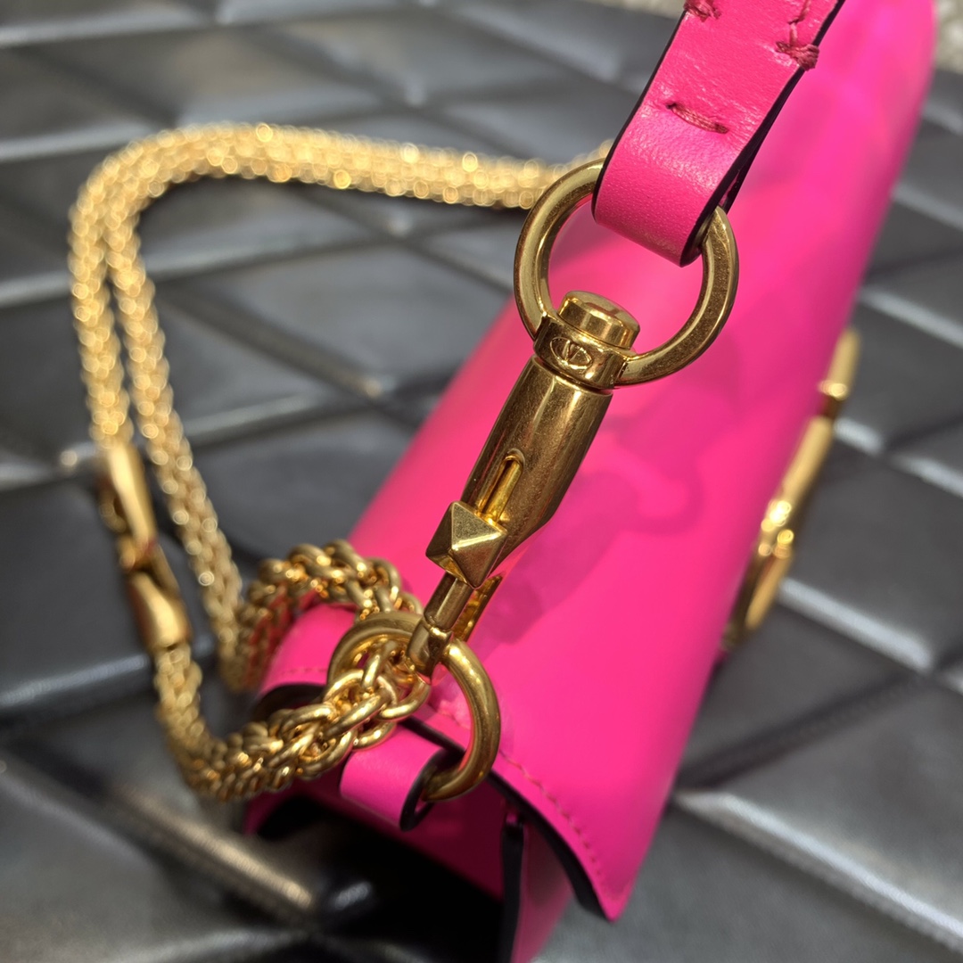 Valenti Garavani Locò Shoulder Bag (27-13-6cm) - DopestKickz