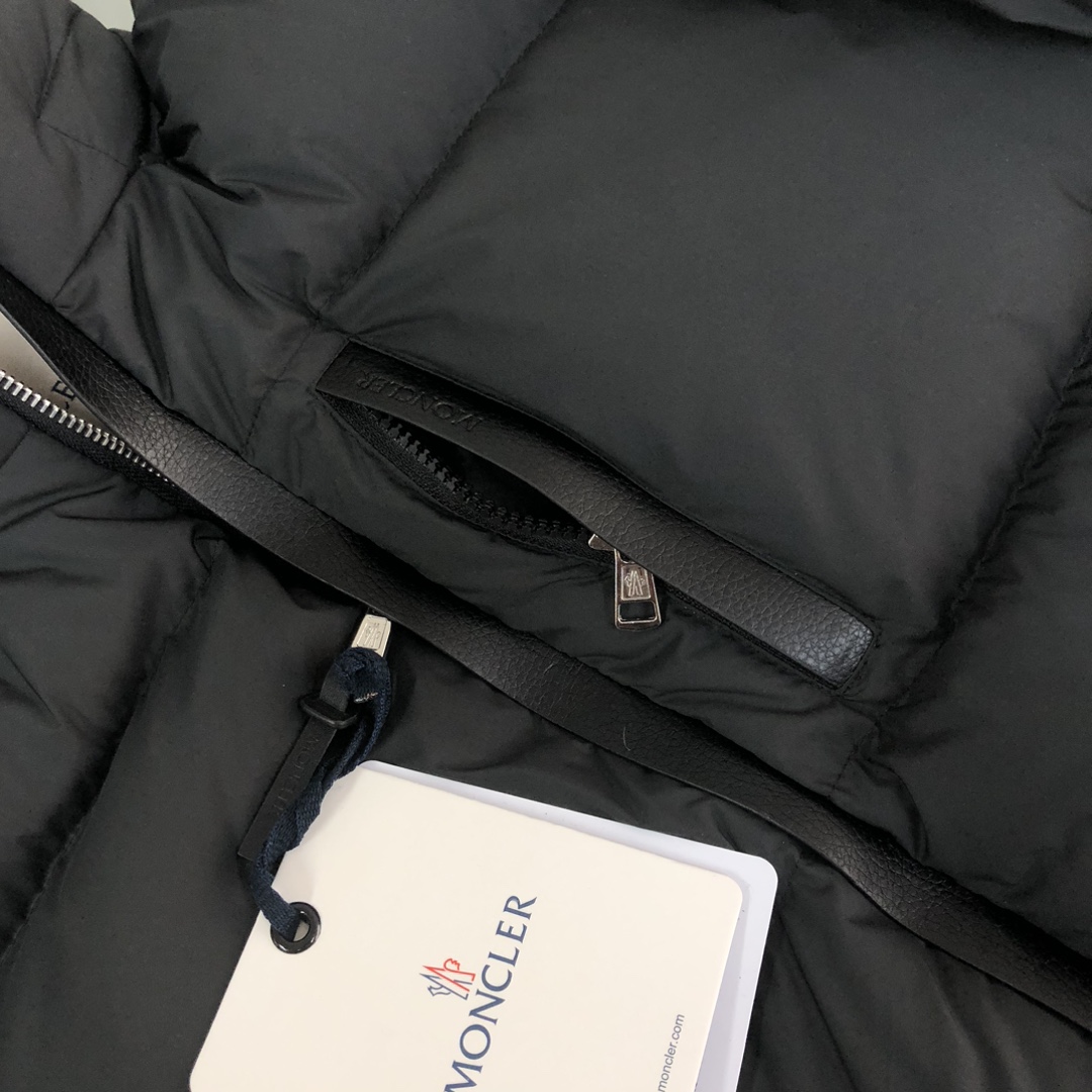 Moncler Besbre Short Down Jacket - DopestKickz