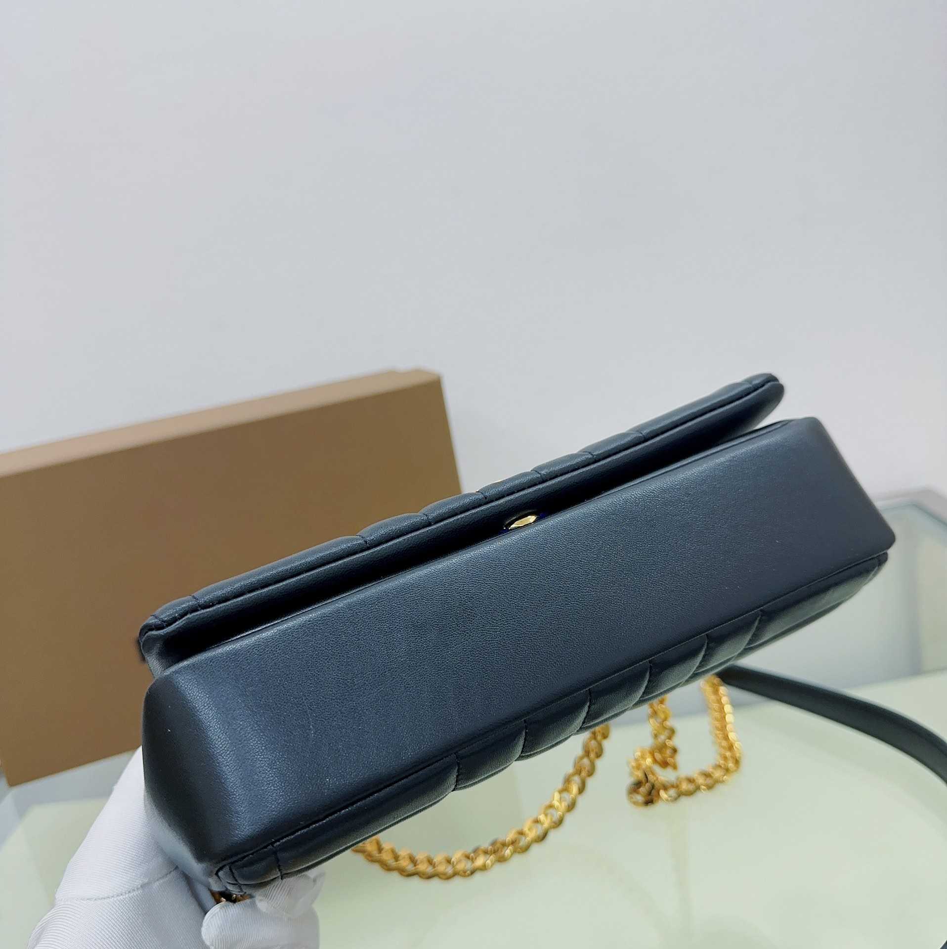 Burberry Quilted Lola Bag (23-6-13cm) - DopestKickz