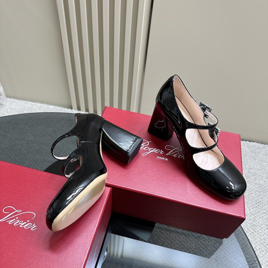 Roger Vivier Trés Vivier Strass Buckle Mini Babies Pumps In Patent Leather - DopestKickz